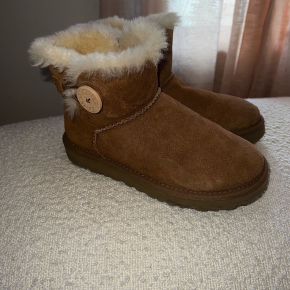 UGG BAILEY BUTTON II BOOT -CHESTNUT - Picture 3 of 6